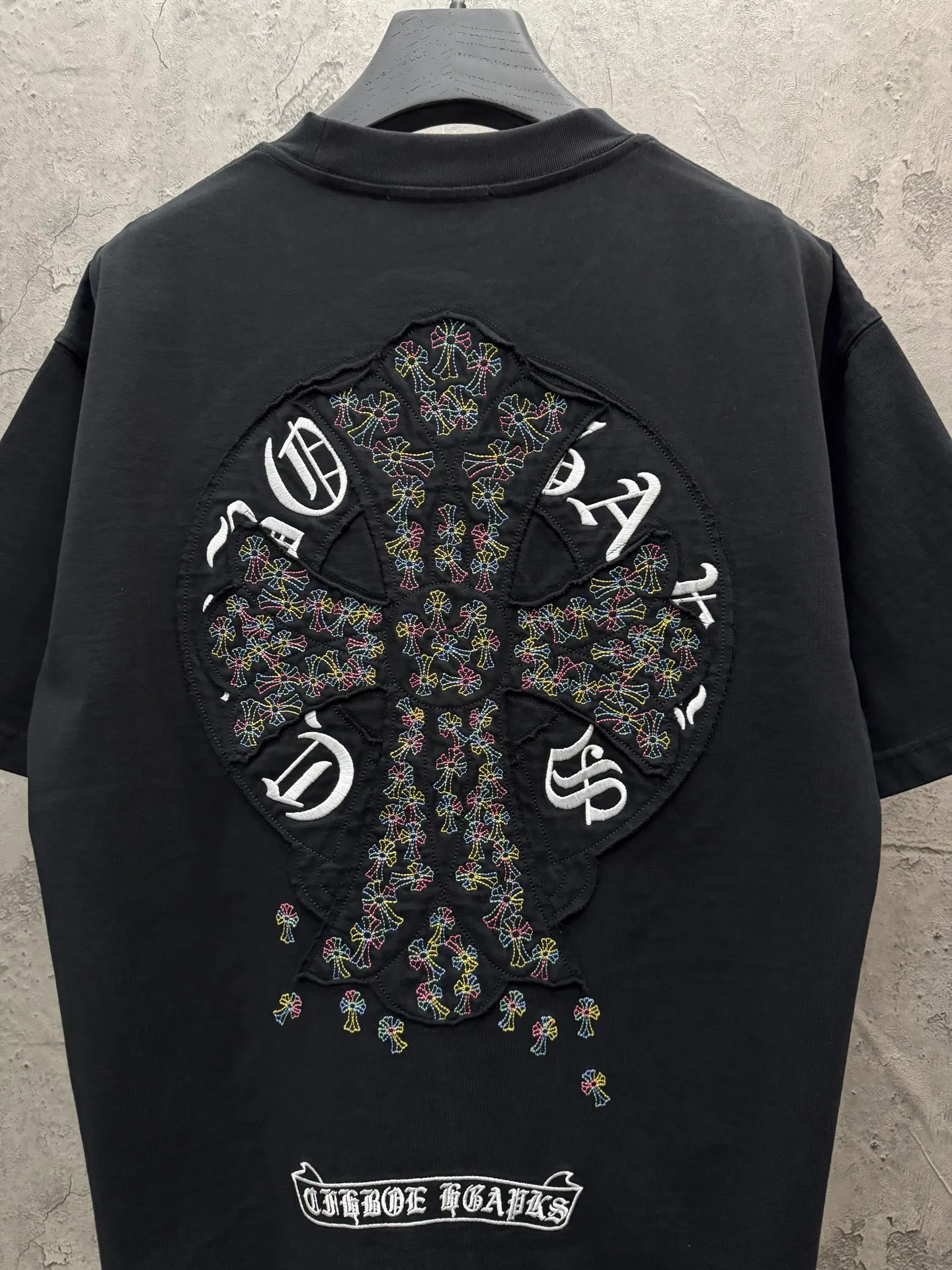 P180 top version, real shot without P, ​​different from market currency) 𝗖𝗵𝗿𝗼𝗺𝗲 𝗛𝗲𝗮𝗿𝘁𝘀/Croxin 2026 spring new original single counter American laser burnt patch embroidered couple short sleeves 👑The highest version! Customized fabric 300 grams, best-selling model at the counter, very comfortable to wear. Accessories: original molded and authenticated collar label ➕ 100% silk wash water label. Genuine purchase-grade original hangtag➕matching hanging rope➕3D hanging beads➕original packaging bag. Craftsmanship: The original version has consistent wiring! The highest version of the armhole matching technique! Color: White Black Size: S M L XL Style No.: 26-2010